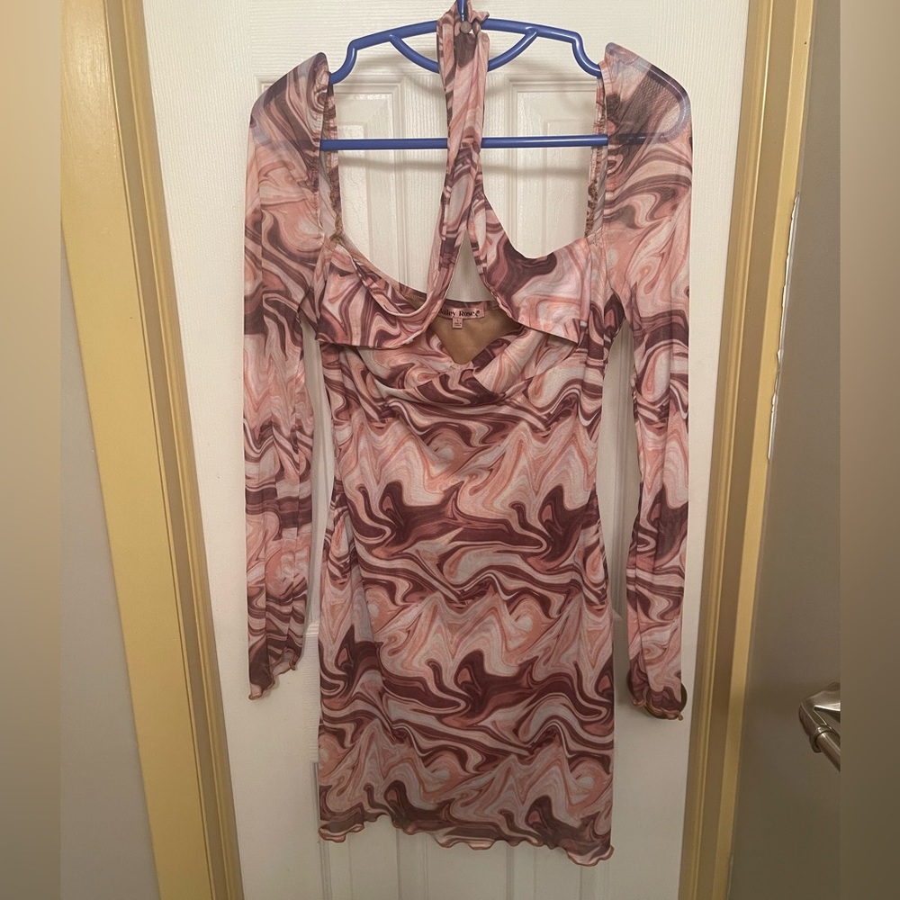 bailey rose wavey pattern crossed strap mini dress